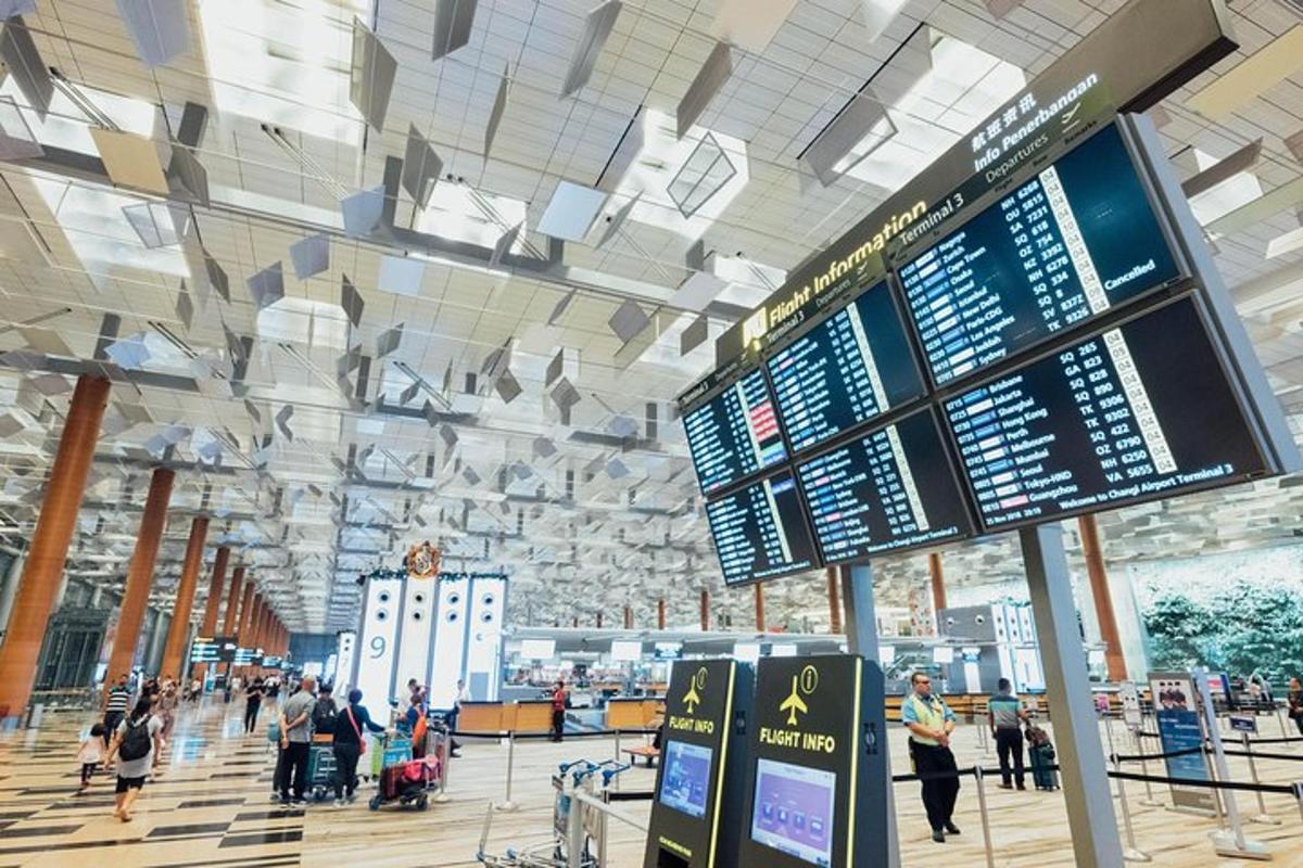 một sân bay có người đi lại trong nhà ga