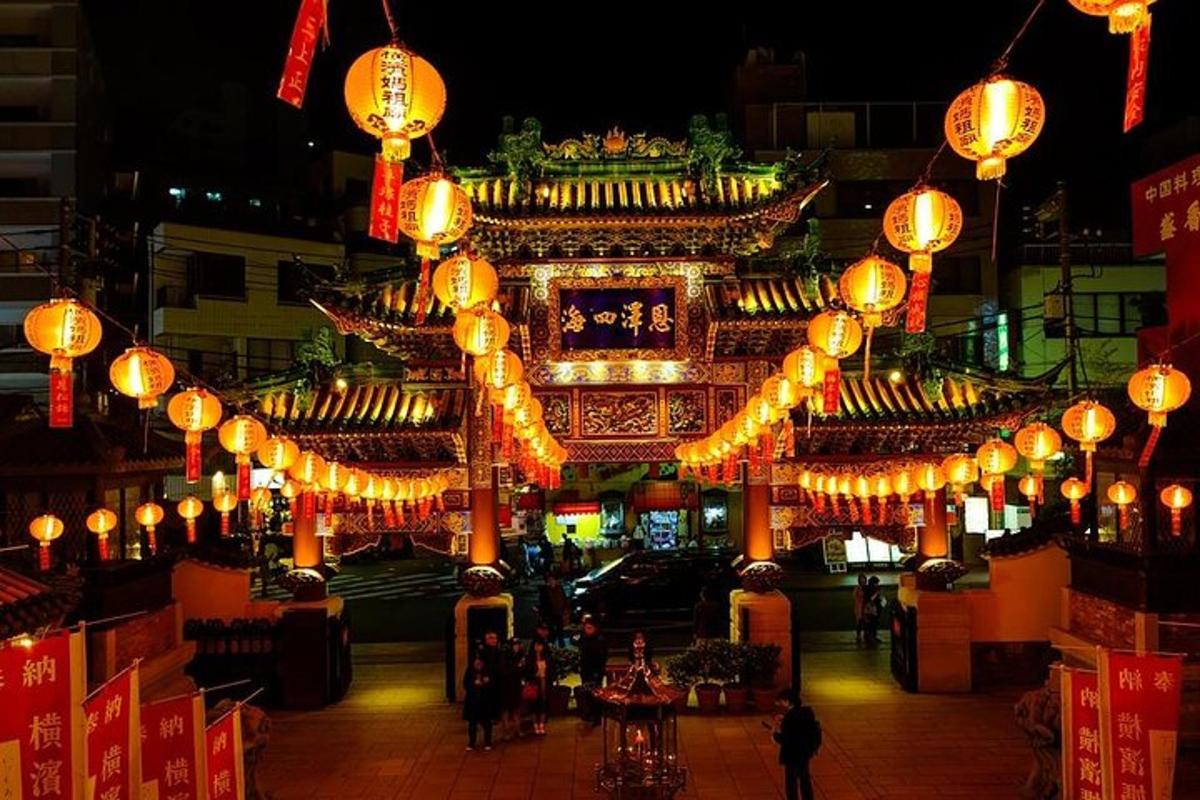 isang gusali na may mga chinese lantern sa isang kalye sa gabi