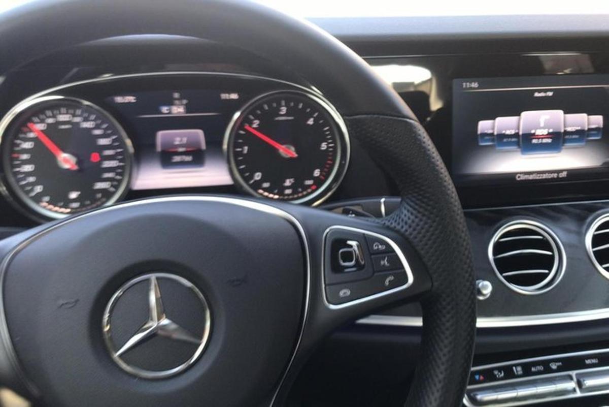 egy Mercedes Benz autó kormánykereke