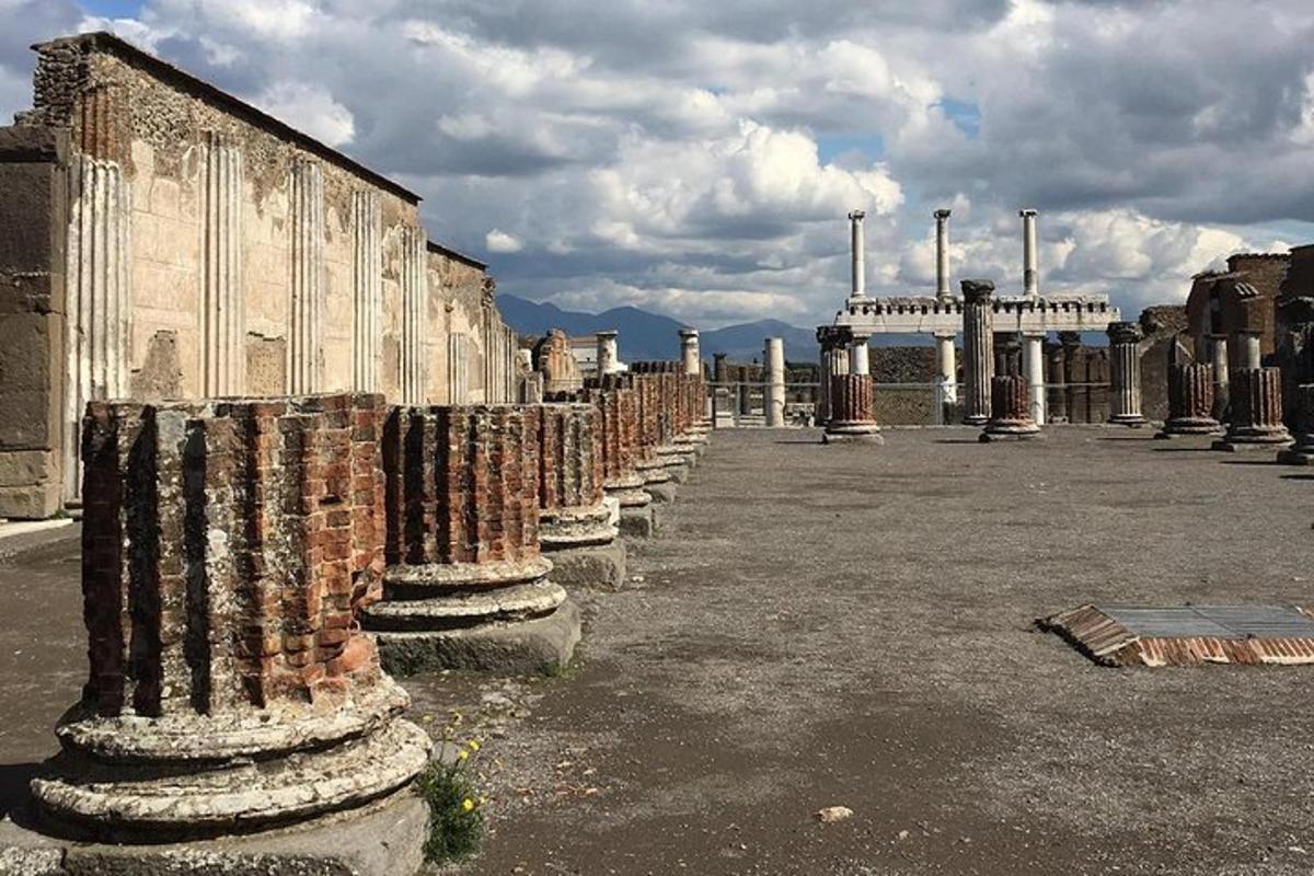 un rând de coloane de cărămidă lângă o clădire