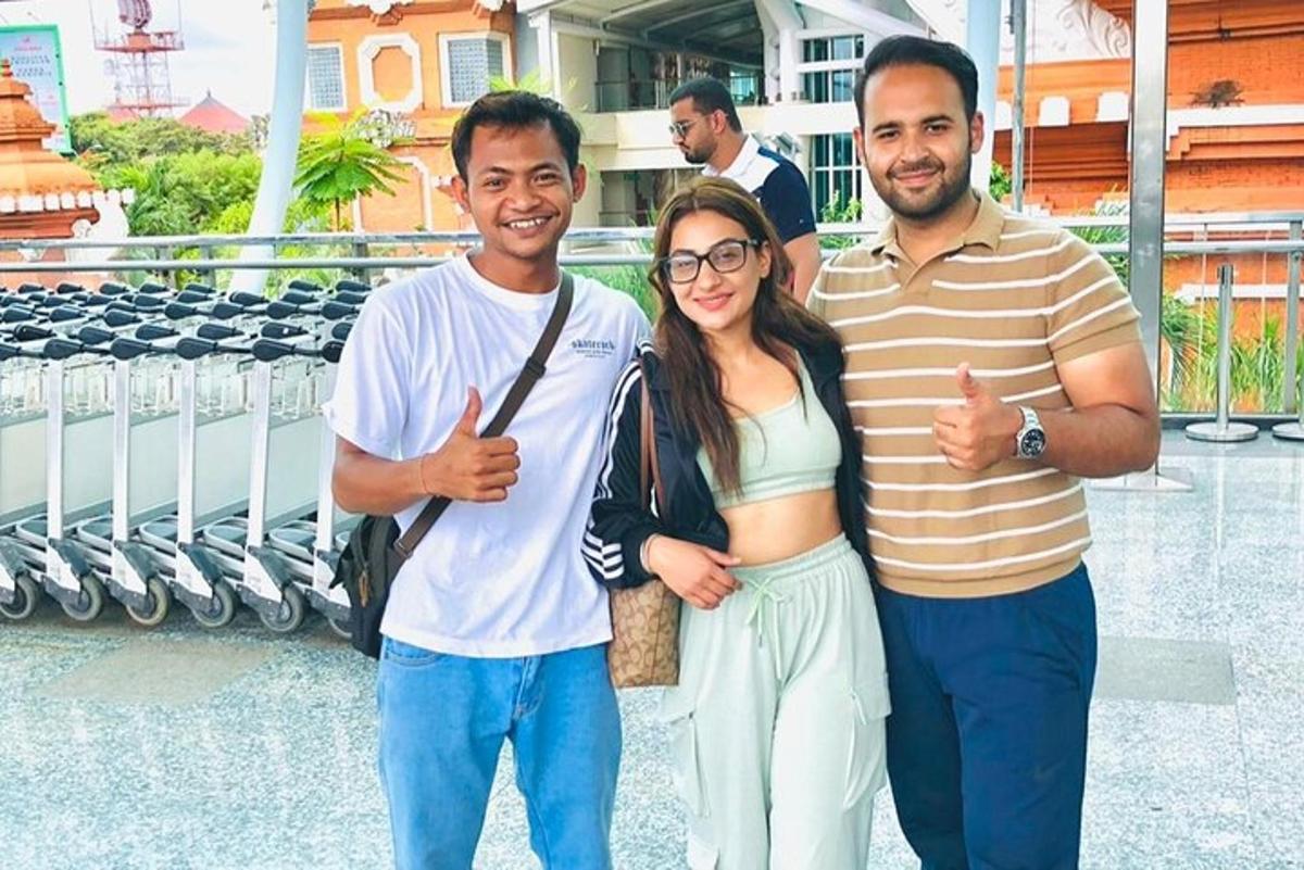 un grup de tres persones posant per a una foto