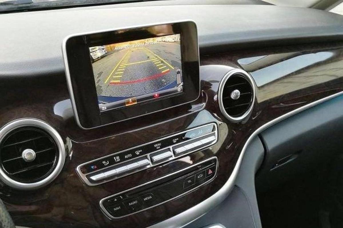 un telefono cellulare sul cruscotto di un'auto