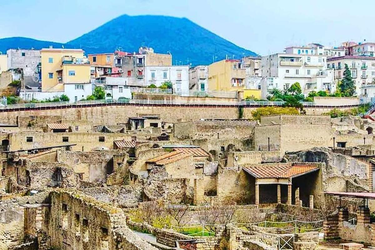 un gruppo di edifici in cima a una montagna