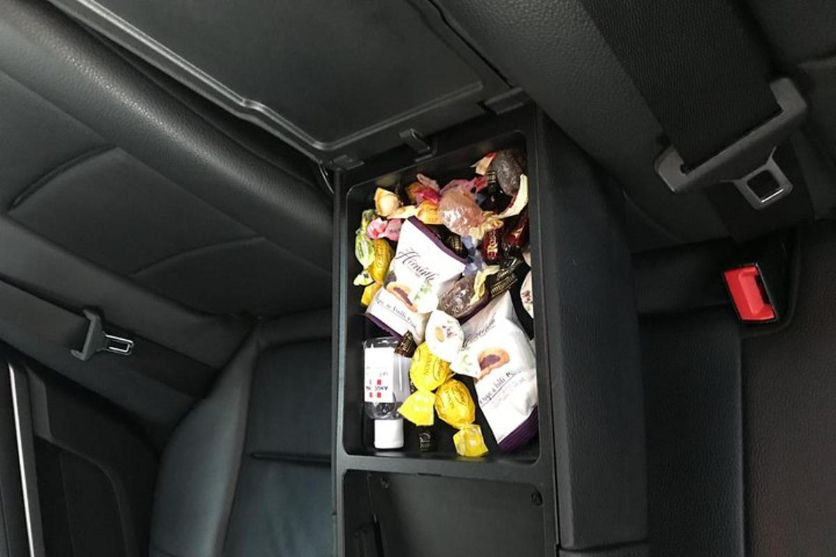 um pequeno compartimento na parte traseira de um carro