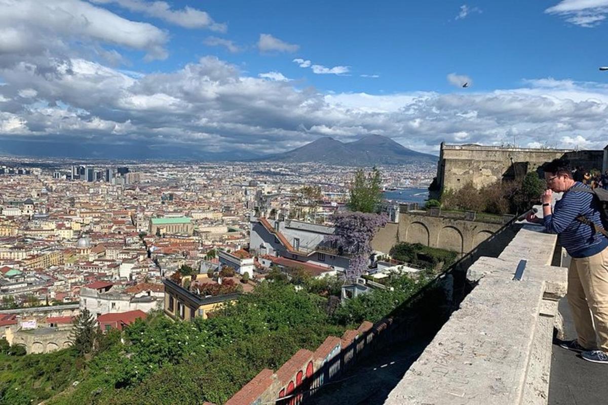 un uomo in piedi su un muro che guarda una città