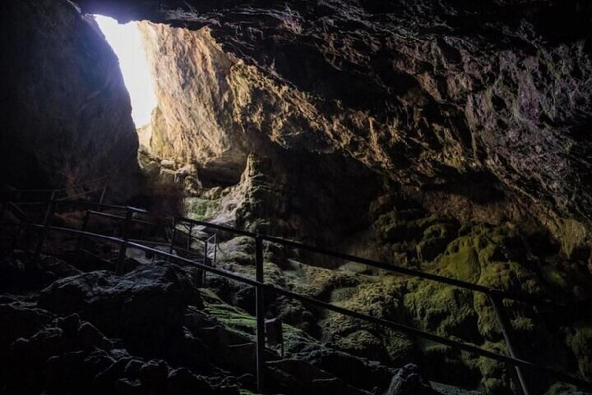 una vista di una grotta con una scala al suo interno