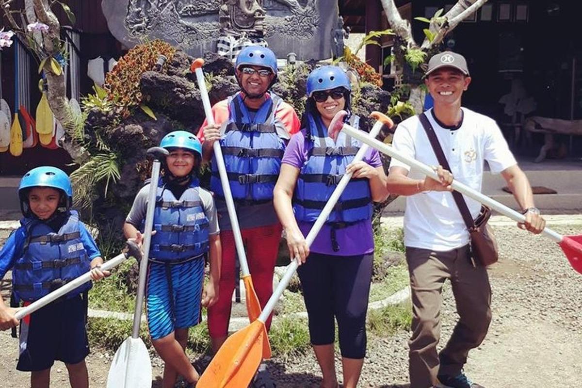 uma família posa para uma foto enquanto faz rafting em um rio