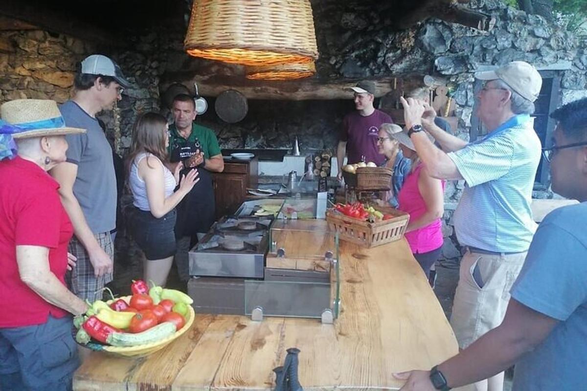 un gruppo di persone in piedi attorno a un bancone in una cucina