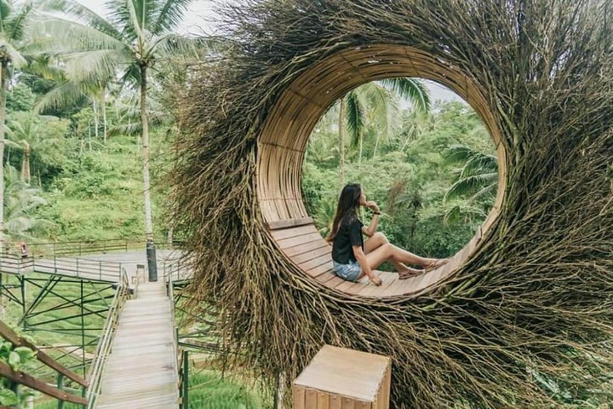 uma mulher está sentada em uma grande escultura de grama