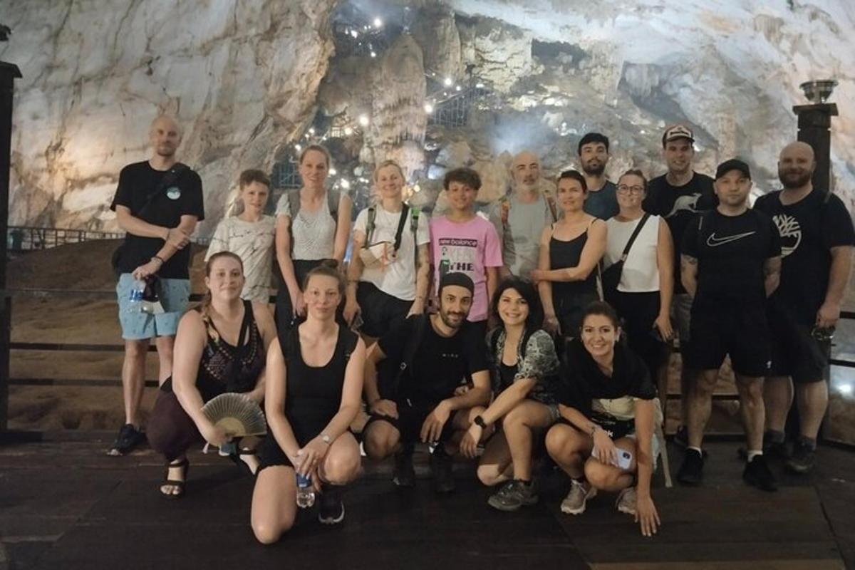 grupp inimesi poseerib koopas pildi jaoks