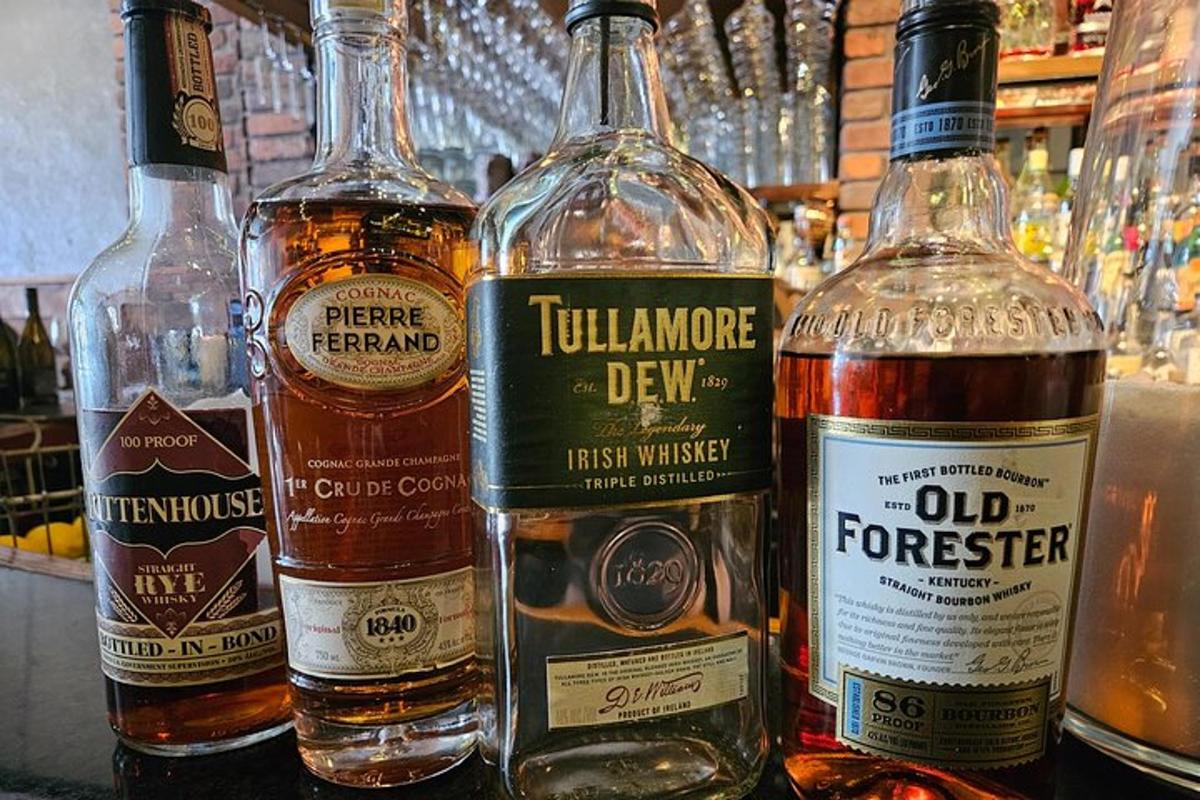 un grup de sticle de whisky așezate pe un bar