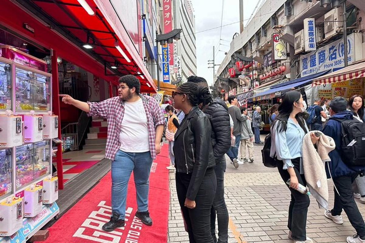 un grup de persones caminant per un carrer en un mercat