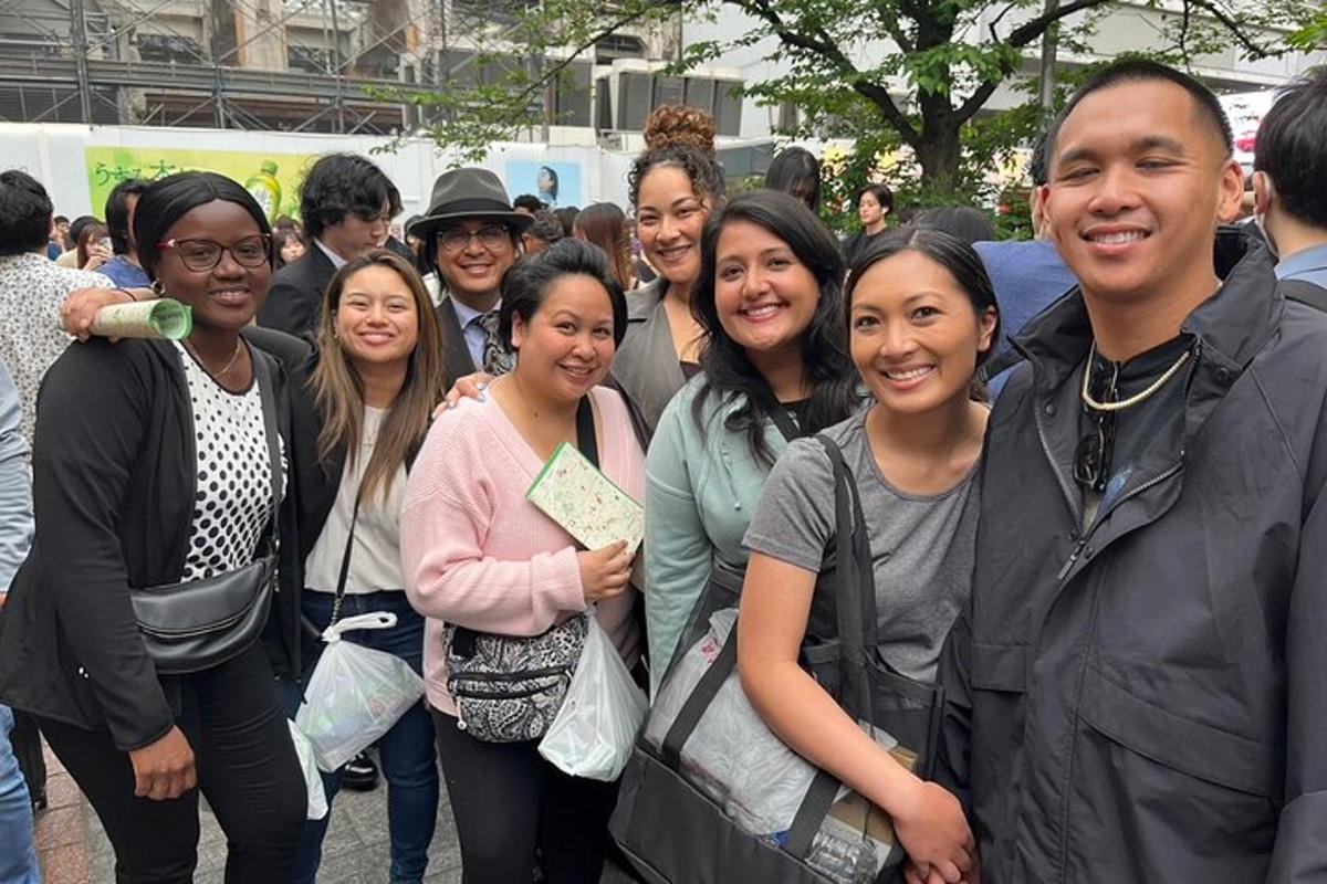 un grup de persones posant per a una foto