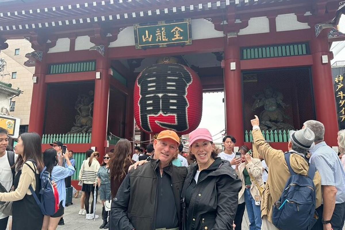 un grup de persones dempeus davant d'un temple