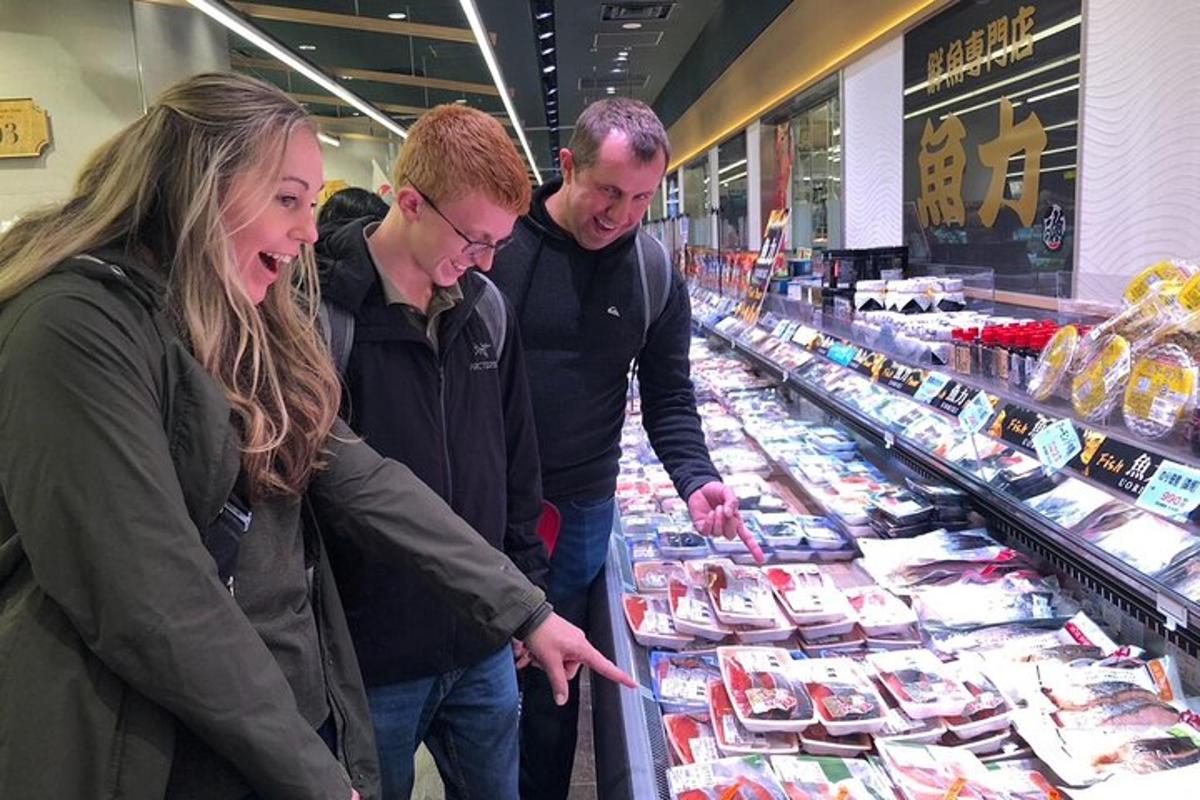 skupina lidí prohlížejících si jídlo v supermarketu