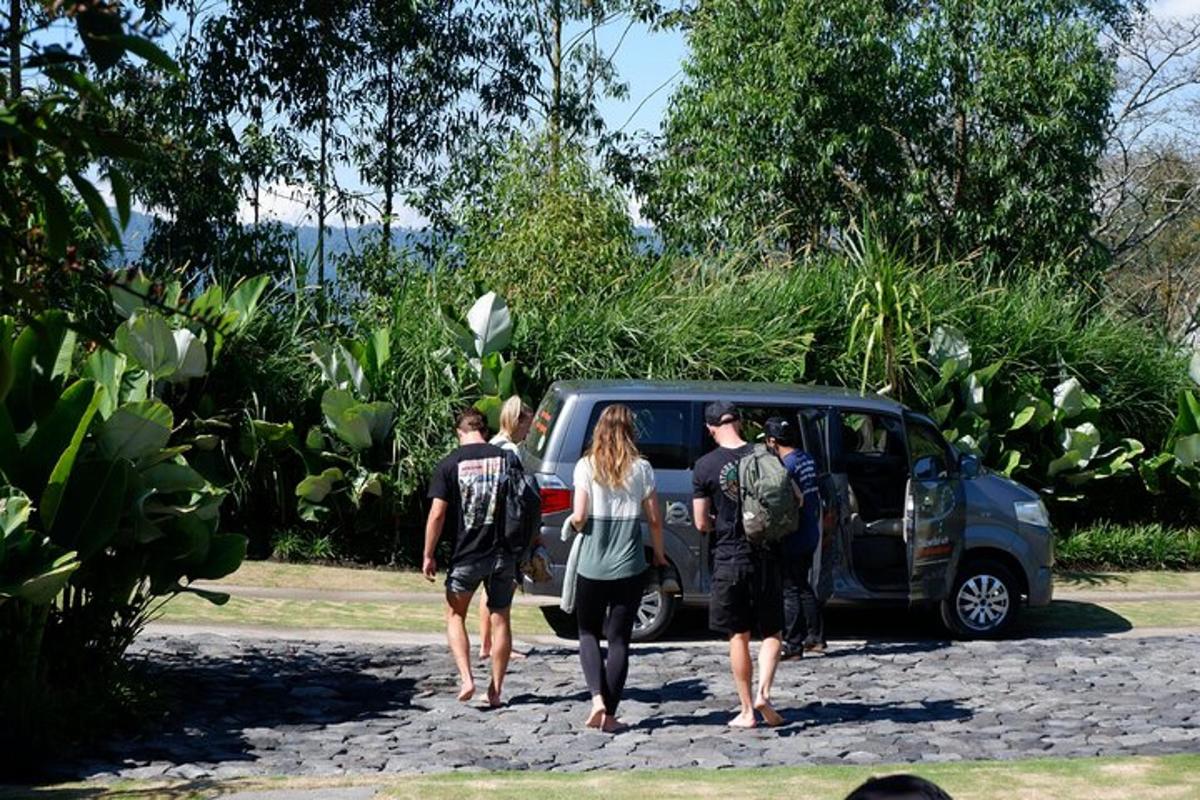 eine Gruppe von Menschen, die auf ein Fahrzeug zugeht