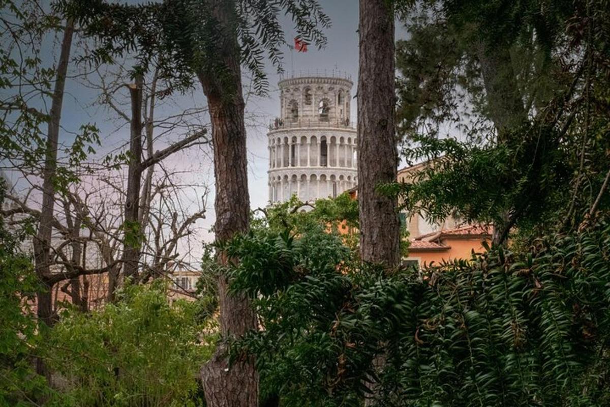 un edificio bianco con una torre sullo sfondo