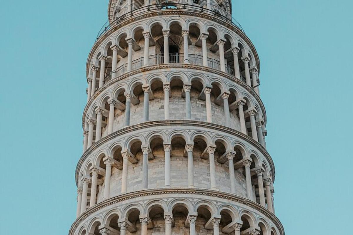 eine Nahaufnahme des schiefen Turms von Pisa