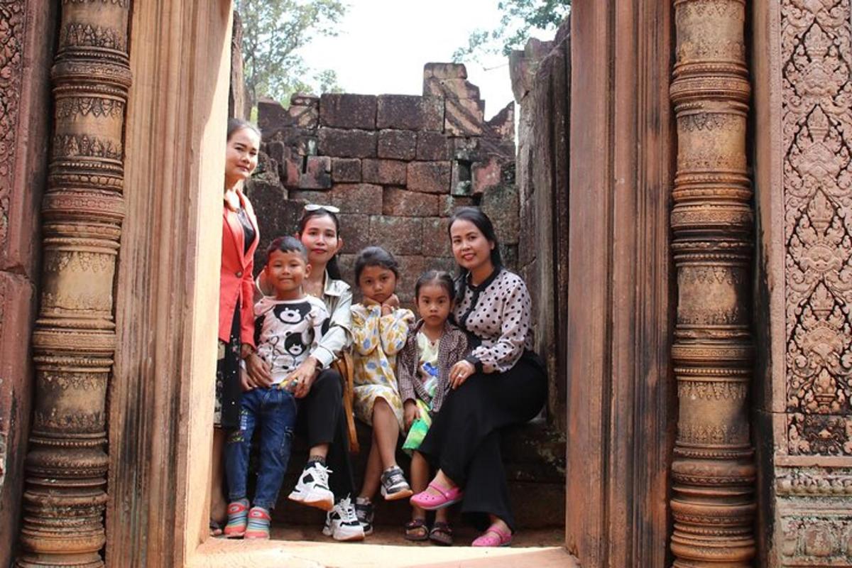 Un grupo de mujeres y niños sentados en una puerta