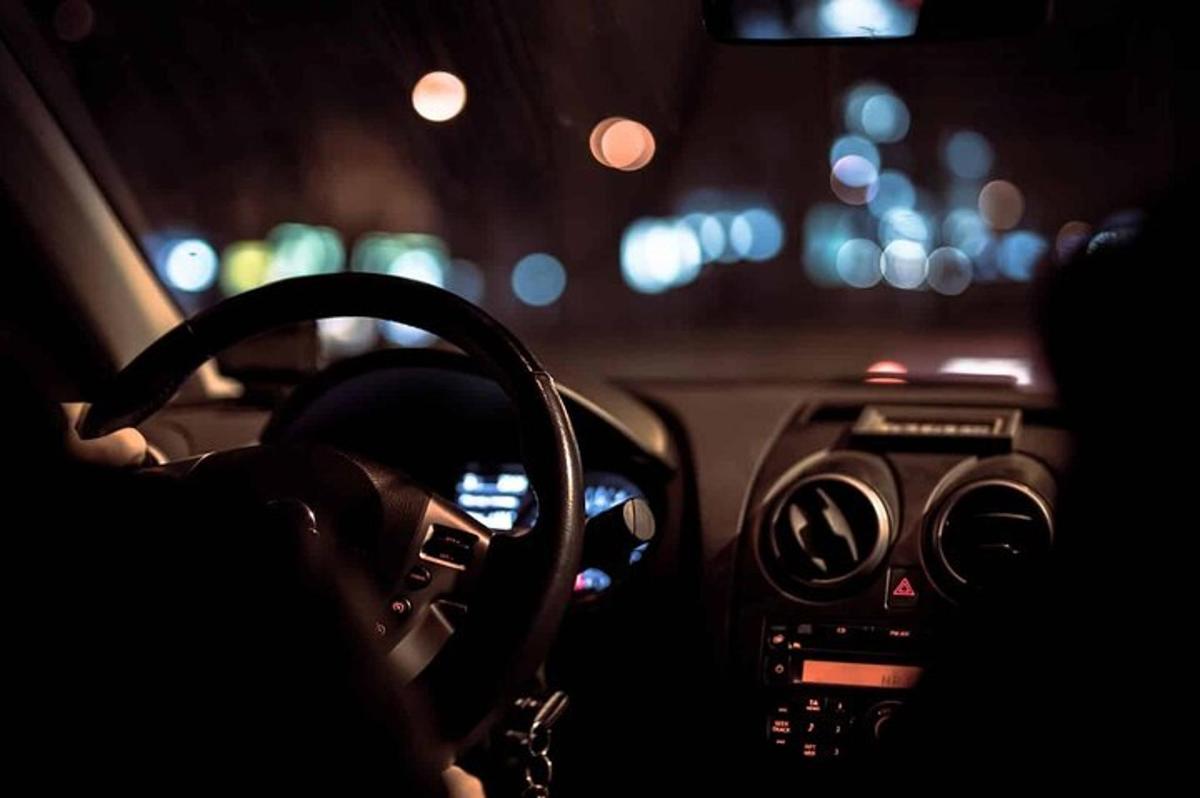 seseorang yang memandu kereta pada waktu malam