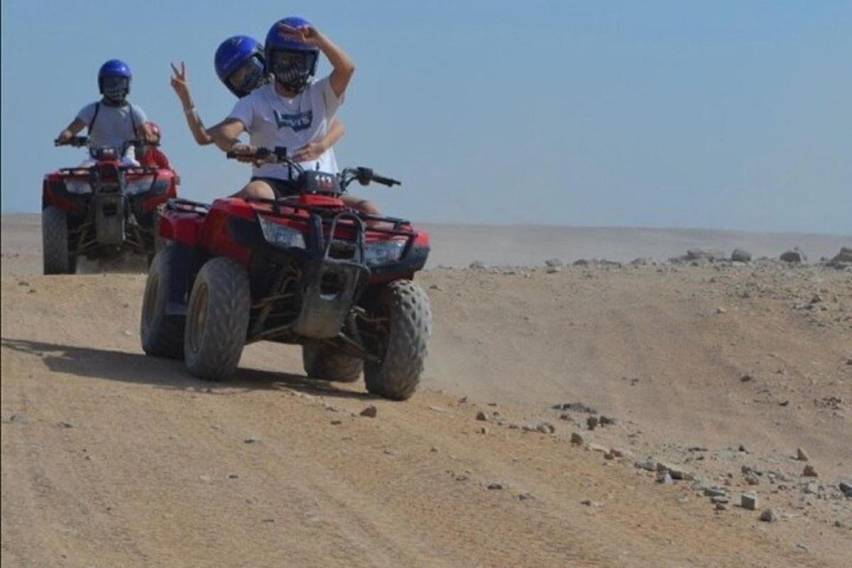 Δύο άτομα οδηγούν ATV στην έρημο