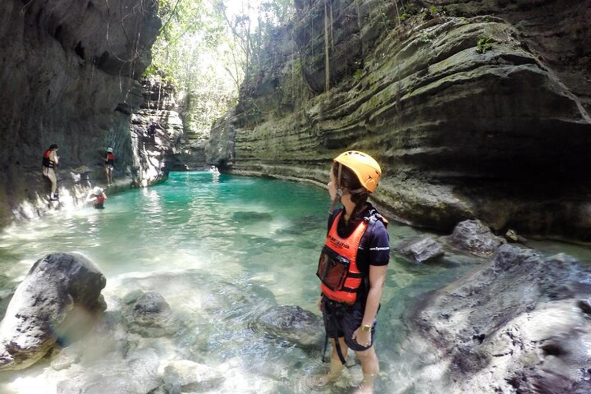 Un hombre parado en un estanque de agua en una cueva.