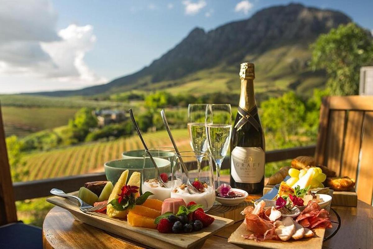 un tavolo con un piatto di cibo e una bottiglia di vino