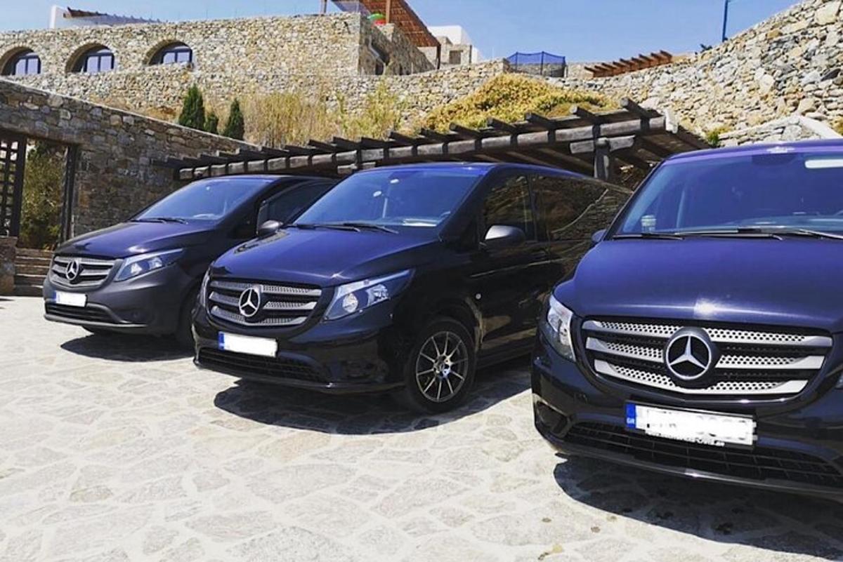tři luxusní auta zaparkovaná na parkovišti
