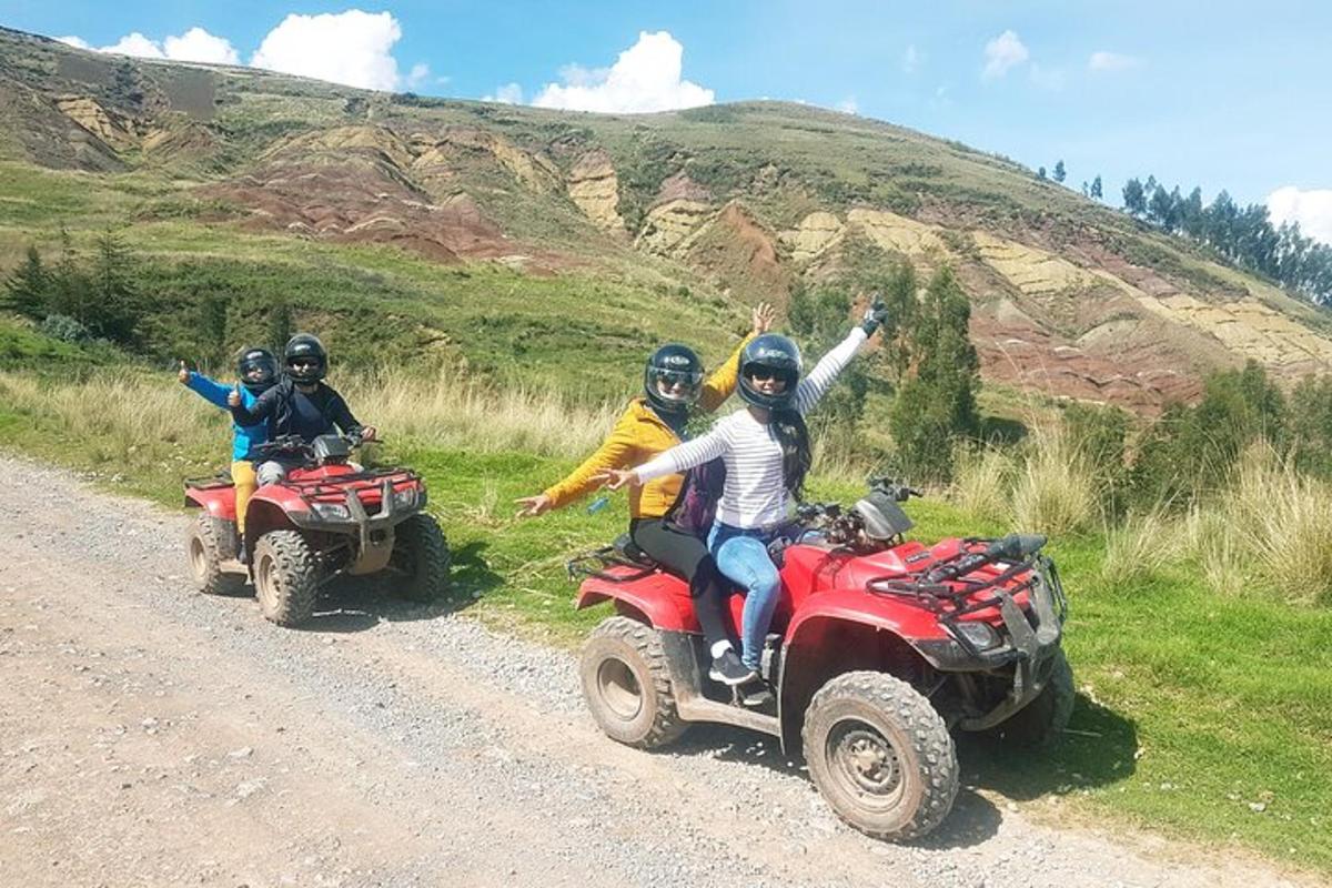 un gruppo di persone che guidano quad lungo una strada sterrata