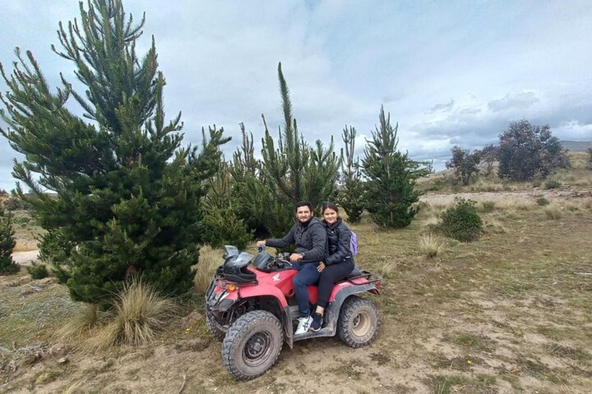 un uomo e una donna a bordo di un veicolo a quattro ruote