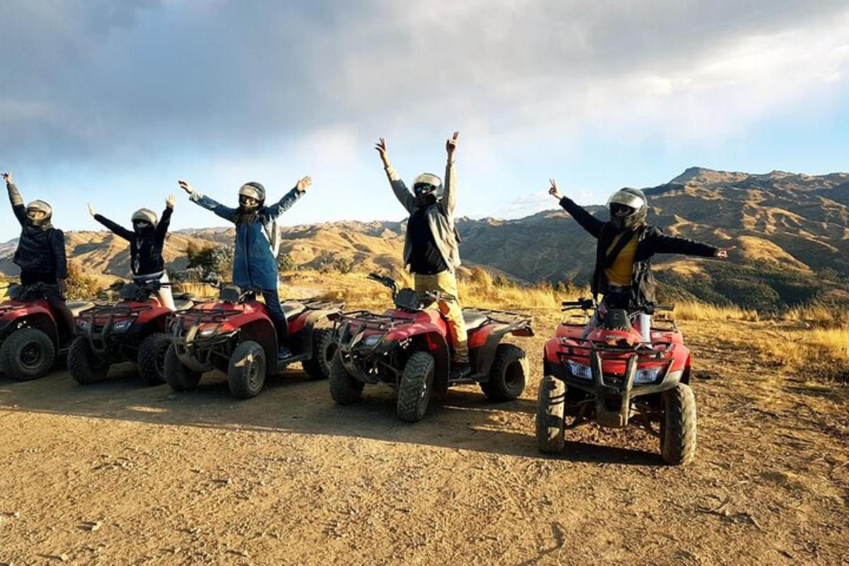 un gruppo di persone che guidano quad su una strada sterrata
