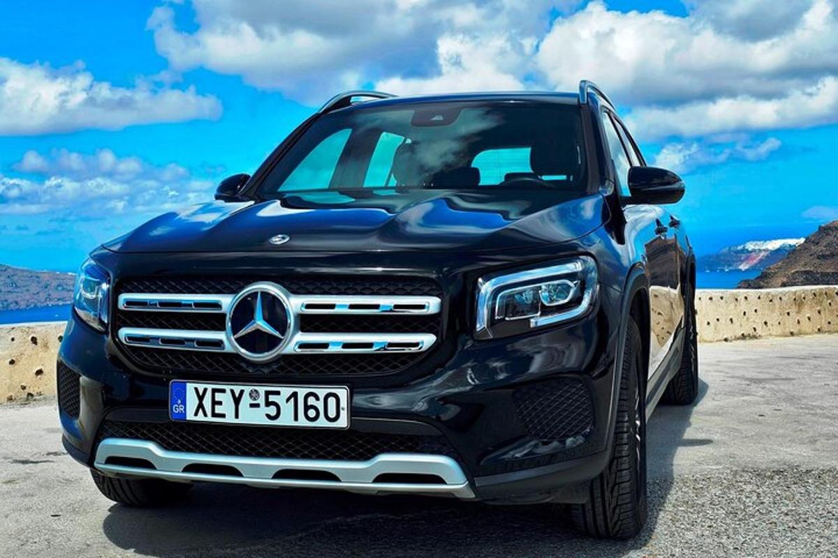 en blå Mercedes-Benz-lastebil parkert på en vei