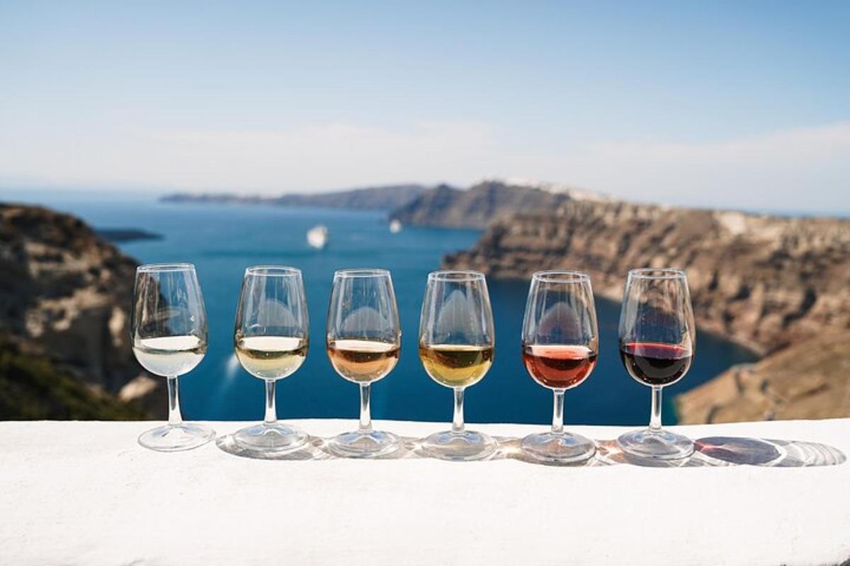 Un grupo de copas de vino sobre una mesa.