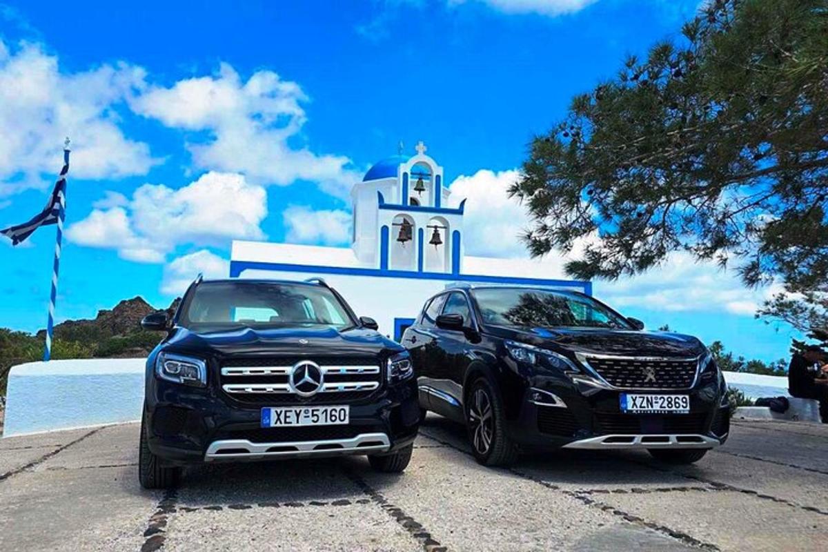 due auto parcheggiate davanti a una chiesa