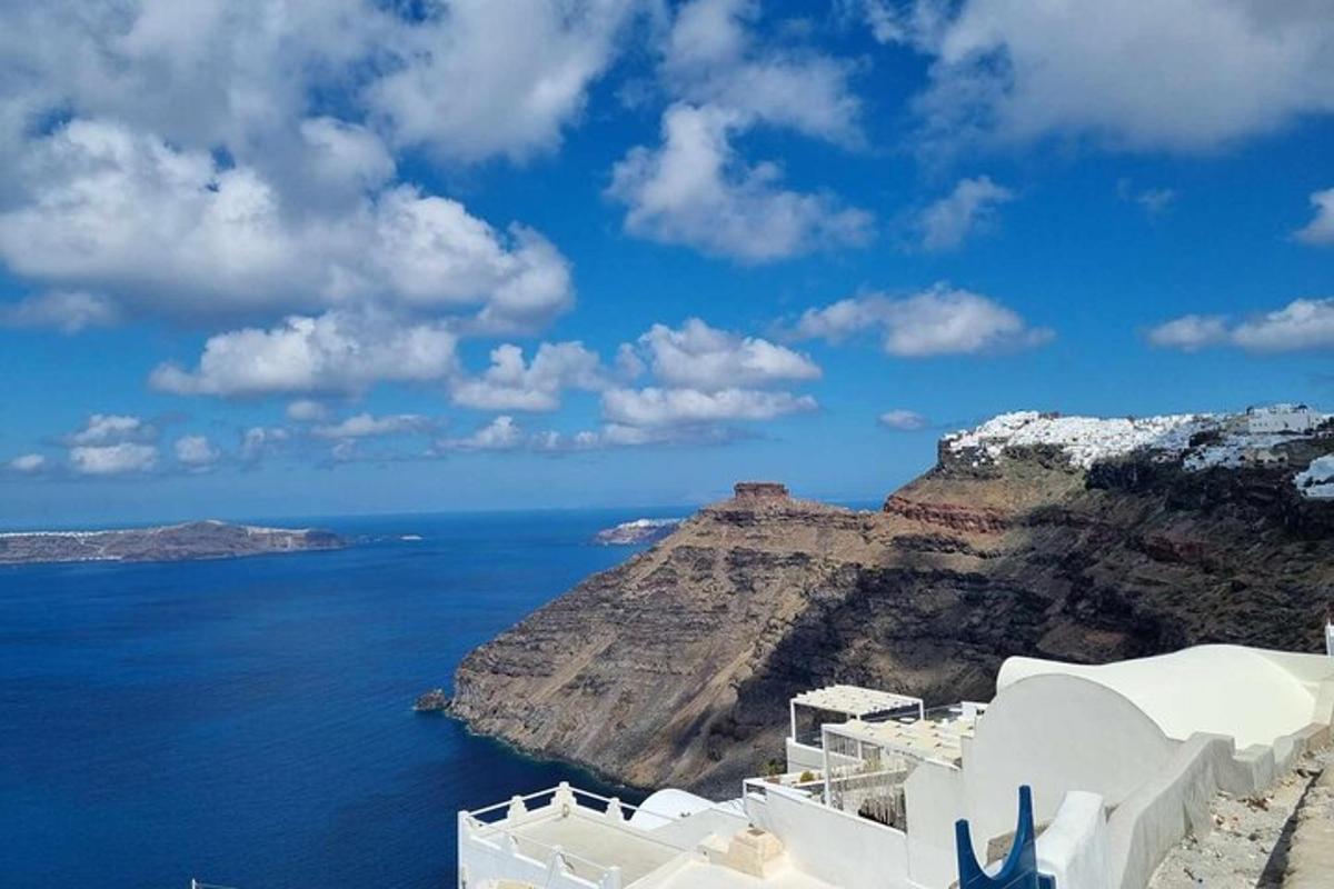 una vista del océano desde un acantilado