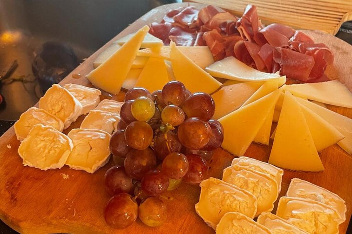 diskur með osti og ávöxtum á skurðarbretti