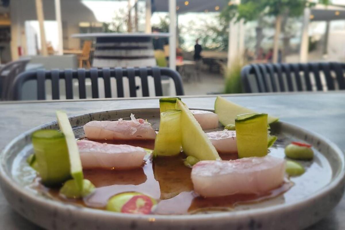 un piatto di cibo appoggiato su un tavolo