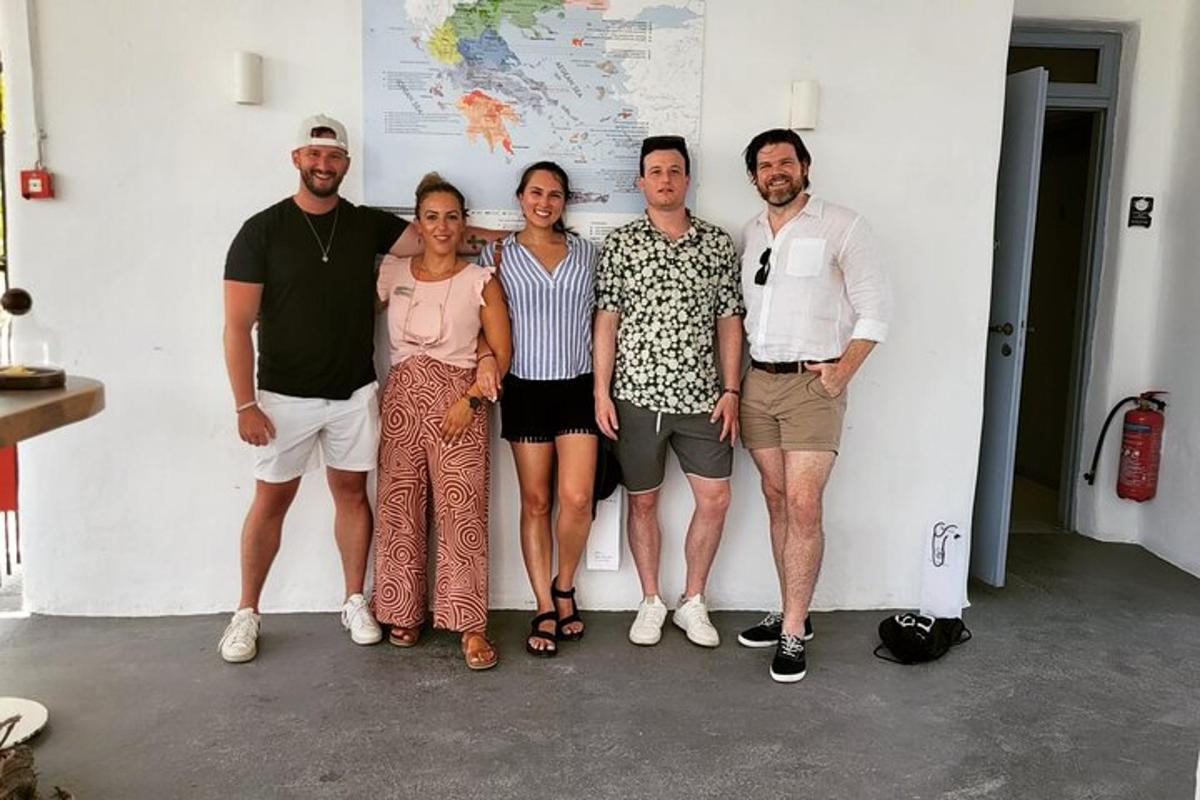 un gruppo di persone in piedi accanto a un muro
