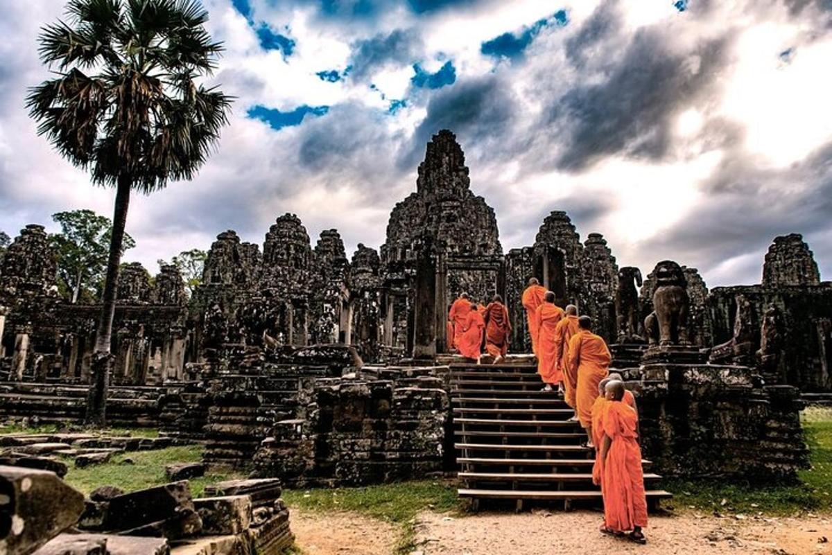 un gruppo di persone che salgono i gradini di un tempio