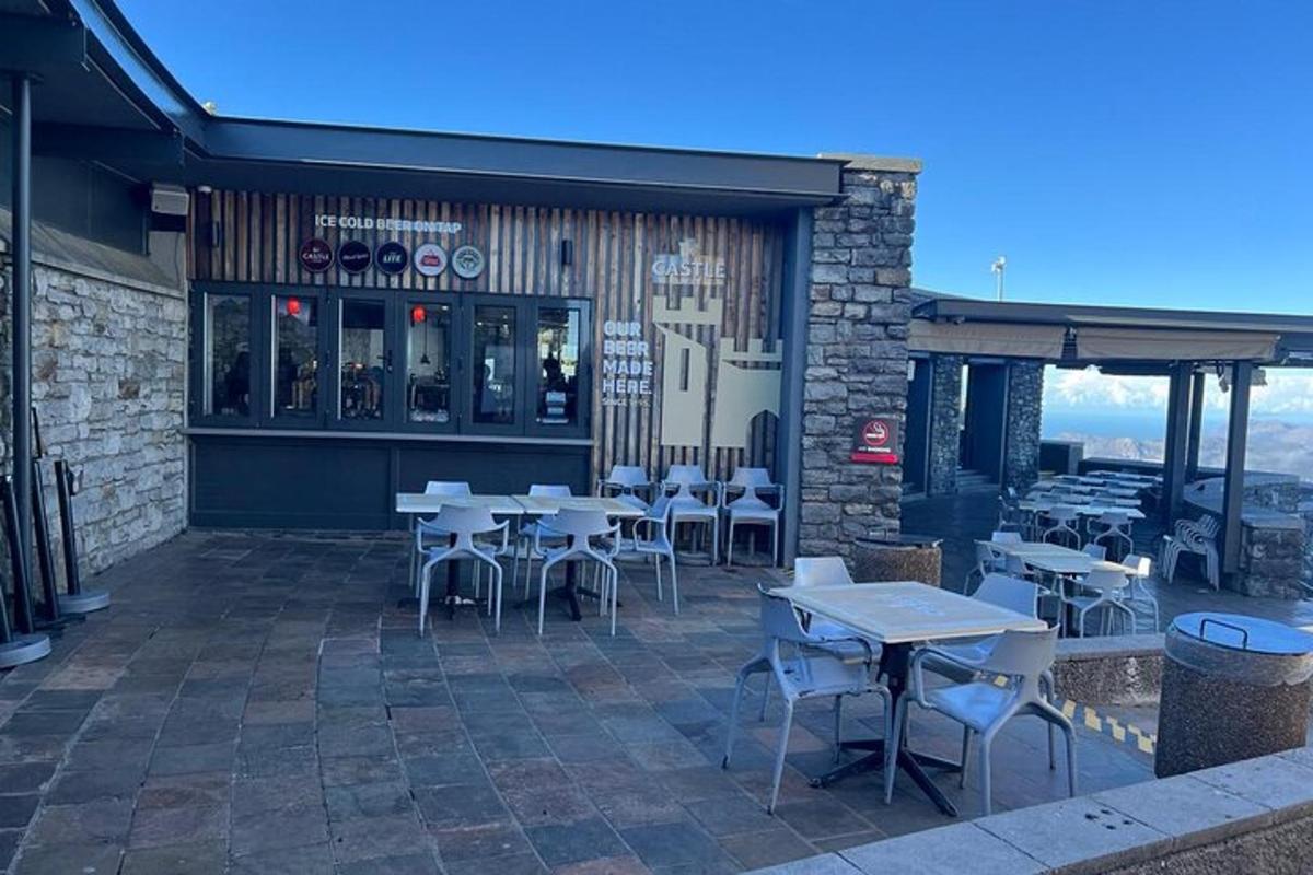 restaurace se stoly a židlemi na terase