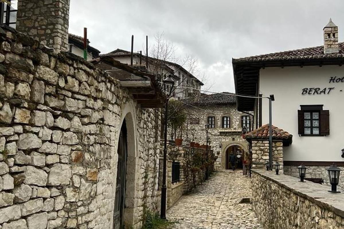 un vicolo di pietra con un muro di pietra e un edificio