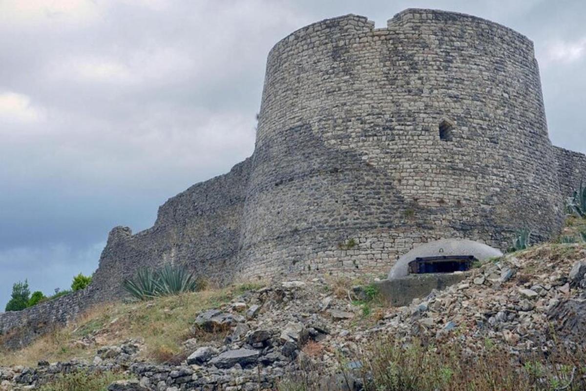 un gran castell al cim d'un turó