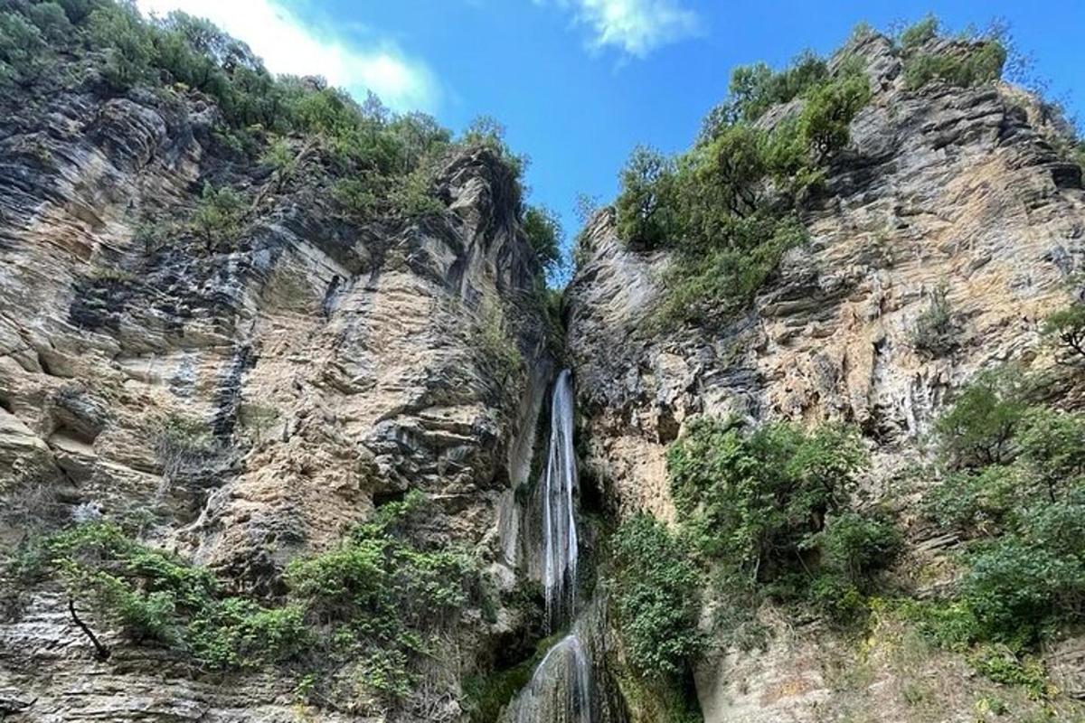 een waterval aan de zijkant van een berg
