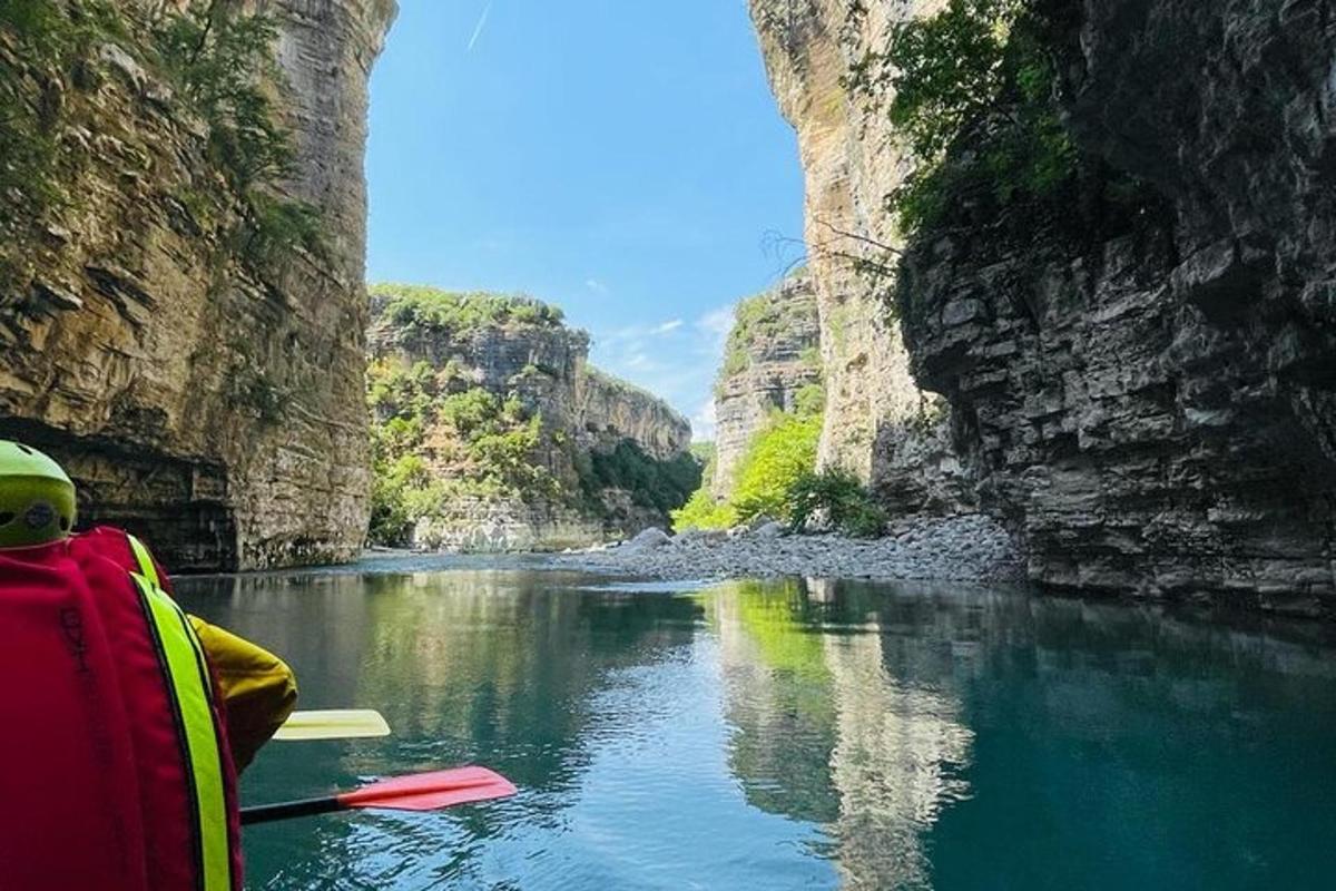 una persona in kayak su un fiume in un canyon