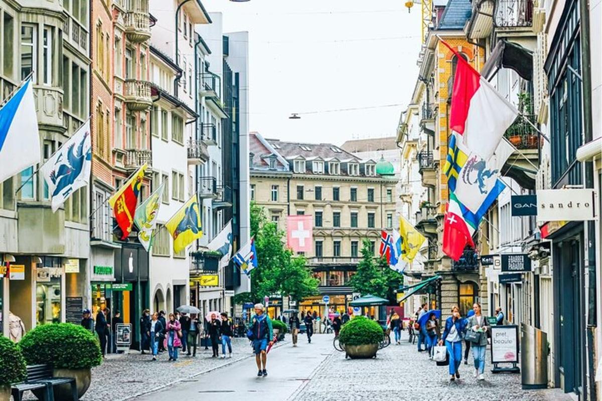 ulice ve městě s lidmi, kteří jdou po ulici