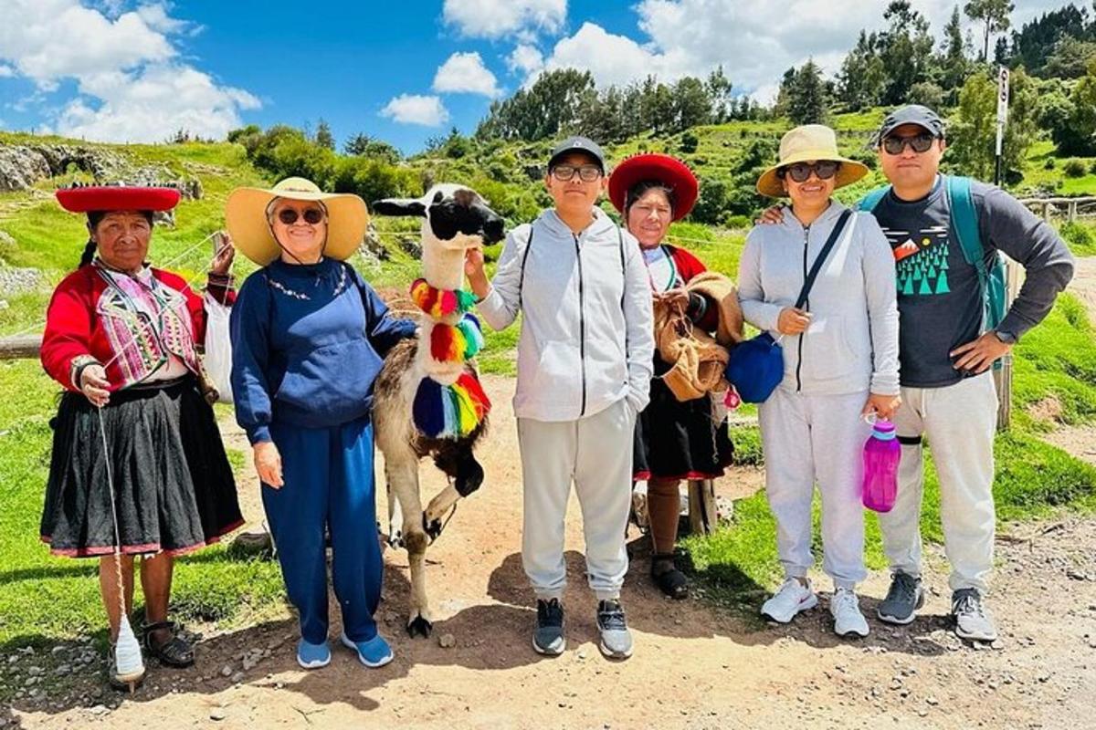 un grup de persones posant per a una foto amb una vaca