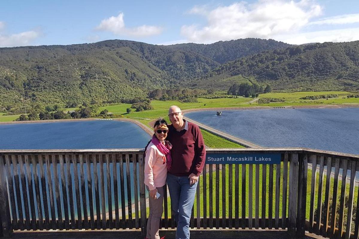 un home i una dona drets davant d'un llac