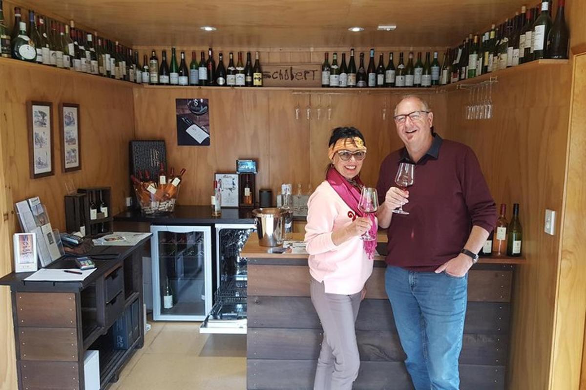 un home i una dona drets en un bar amb copes de vi