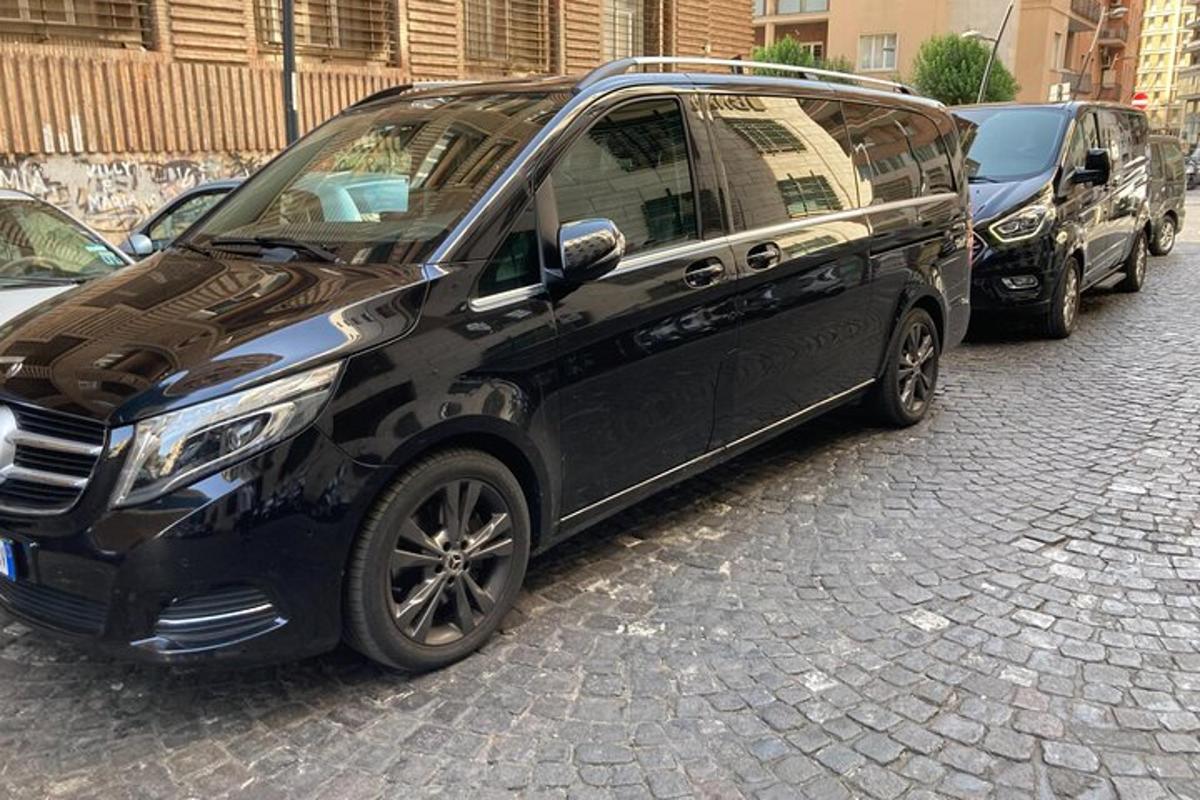 černý minivan zaparkovaný na kraji ulice