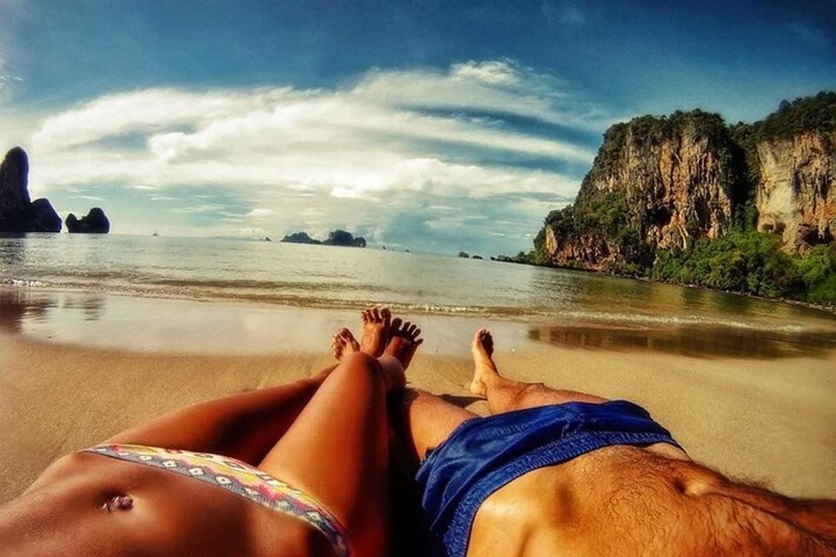un paio di persone sdraiate sulla spiaggia